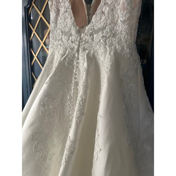 Martina Liana White Wedding Dress - Picture 7 of 16